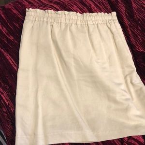 Skirt with bundled waist , pockets with full lining .